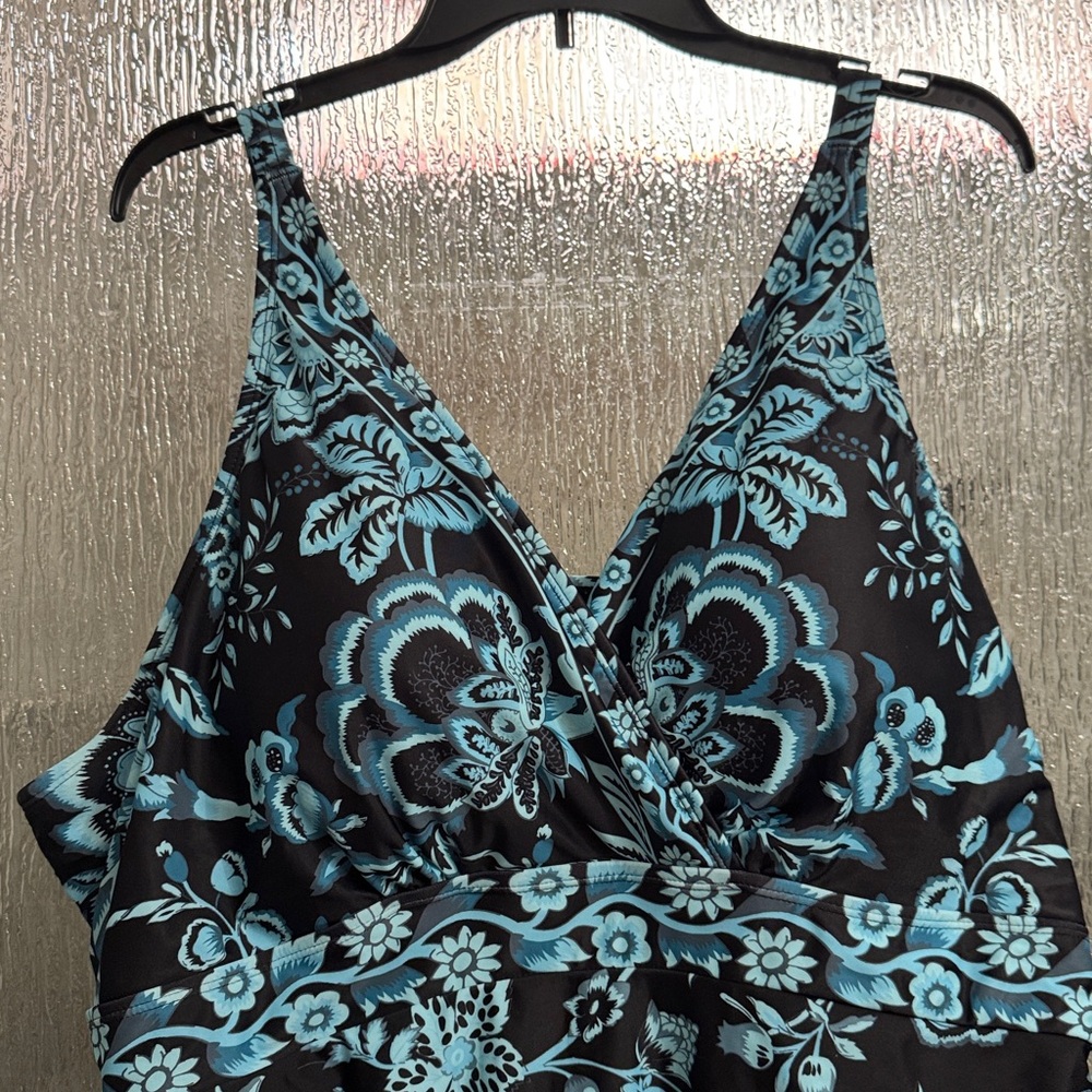 One piece swimsuit with skirt - Picture 3 of 5